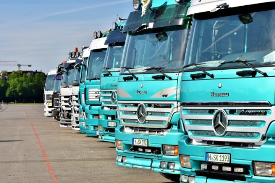 LKW in einer Reihe auf einem Betriebshof