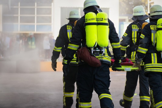 Feuerwehrleute mit schwerem Atemschutz im Einsatz