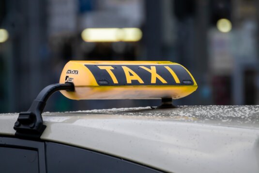 Taxischild auf dem Dach eines Taxis